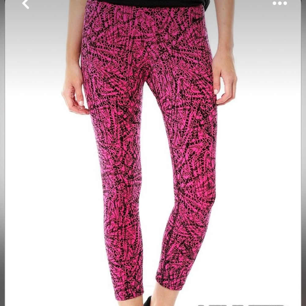 Nike women’s medium club leggings crop